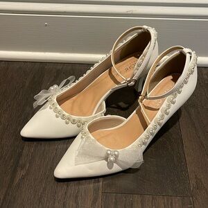 Bridal shoes in pearls